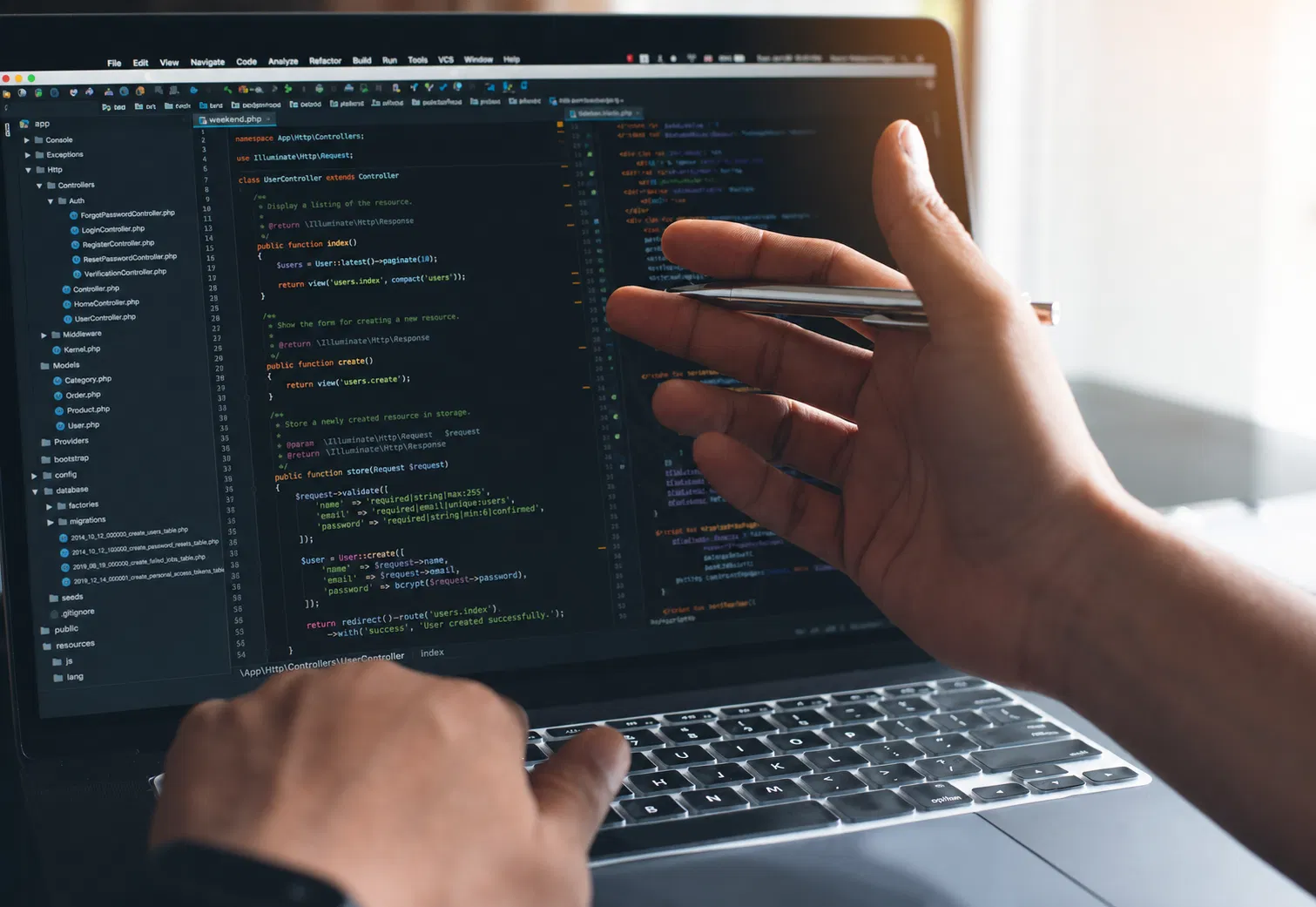 Đội ngũ thiết kế website làm việc